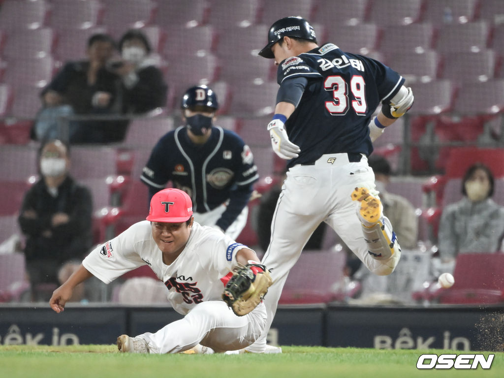 8회초 2사 두산 김인태의 내야안타때 KIA 황대인 1루수가 류지혁 3루수의 송구실책된 공을 놓치고 있다.  2022.04.20 / soul1014@osen.co.kr