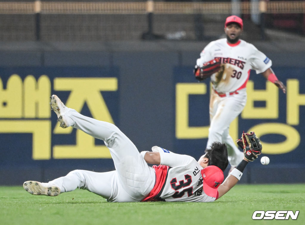 8회초 2사 2루 두산 페르난데스의 역전 1타점 적시타때 김석환 좌익수가 타구를 놓치고 있다.  2022.04.20 / soul1014@osen.co.kr