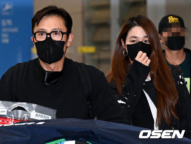 배우 이병헌, 이민정 부부가 미국에서 일정을 마치고 20일 인천 중구 운서동 인천국제공항 제 2여객터미널을 통해 입국하고 있다. 2022.04.20 /cej@osen.co.kr
