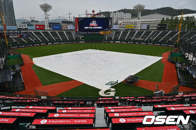 오후 내내 비가 내린 사직구장 내야에 통천을 깔아 마운드를 보호하고 있다. 2021.04.21 / foto0307@osen.co.kr