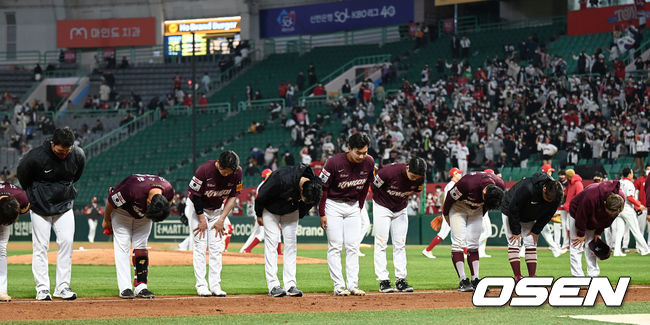 SSG 랜더스가 키움 히어로즈와 2차전에서 1차전 패배를 설욕했다.SSG는 20일 인천SSG랜더스필드에서 열린 2022 신한은행 SOL KBO리그 키움 히어로즈와 시즌 2차전에서 6-1 승리를 거뒀다. SSG는 이날 키움 강속구 투수 안우진을 공략하면서 전날(19일) 1차전 5-8 패배를 설욕했다.경기 종료 후 키움 선수들이 관중석을 향해 인사를 하고 있다. 2022.04.20 /sunday@osen.co.kr