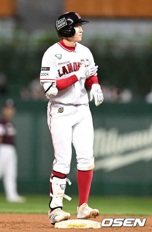 4회말 무사 선두타자로 나선 SSG 박성한이 2루 베이스를 맞고 튀어오른 2루타를 날리고 2루에 안착해 기뻐하고 있다. 2022.04.21 / dreamer@osen.co.kr