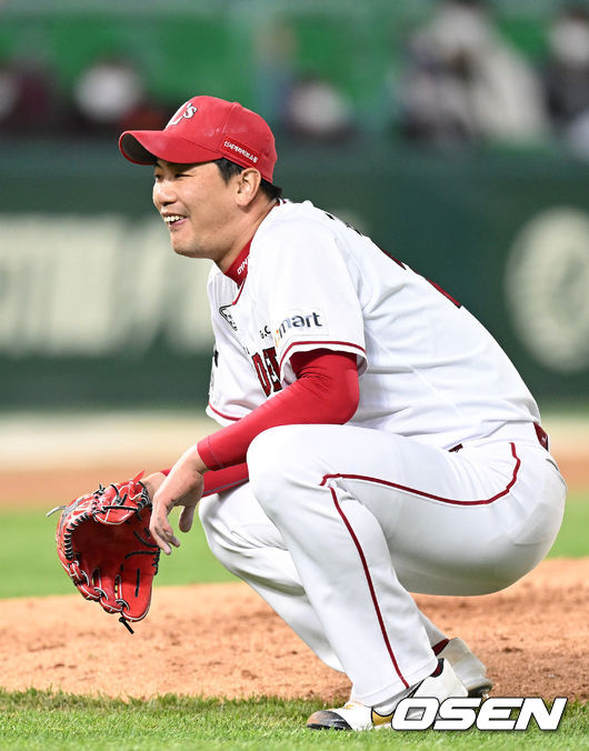 6회초 무사 선두타자로 나선 키움 이용규의 노체크스윙 판정에 SSG 선발 김광현이 아쉬워하고 있다. 2022.04.21 / dreamer@osen.co.kr