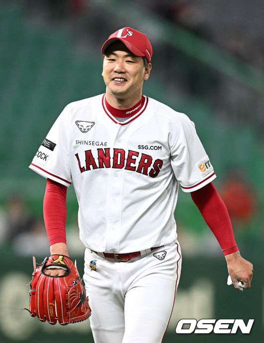 5회초 키움 공격을 삼자범퇴로 막아낸 SSG 선발 김광현이 더그아웃으로 향하며 미소짓고 있다. 2022.04.21 / dreamer@osen.co.kr