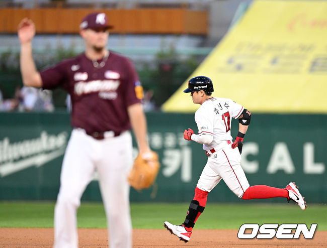 3회말 무사 선두타자로 나선 SSG 추신수가 달아나는 우월 솔로포를 날리고 그라운드를 돌고 있다. 2022.04.21 / dreamer@osen.co.kr