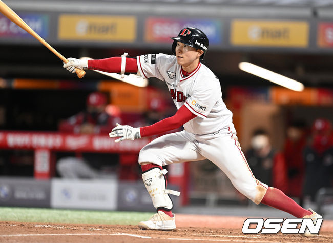 4회말 무사 선두타자로 나선 SSG 박성한이 2루 베이스를 맞고 튀어오른 2루타를 날리고 있다. 2022.04.21 / dreamer@osen.co.kr