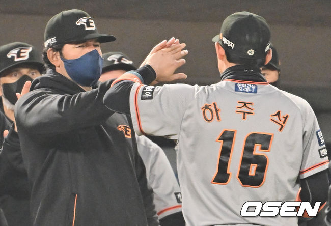 한화 이글스 수베로 감독이 롯데 자이언츠에게 7-6으로 재역전승 하고 기쁨을 나누고 있다. 2022.04.21 / foto0307@osen.co.kr