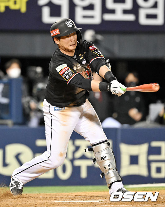 5회초 2사 주자 2루 KT 박경수가 중견수 앞 1타점 적시타를 날리고 있다. 2022.04.21 /rumi@osen.co.kr