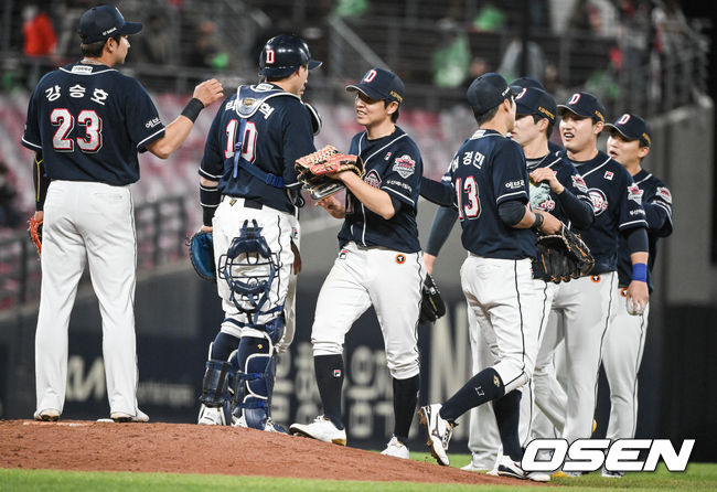 경기종료 후 두산 선수들이 승리의 기쁨을 나누고 있다. 2022.04.21 / soul1014@osen.co.kr