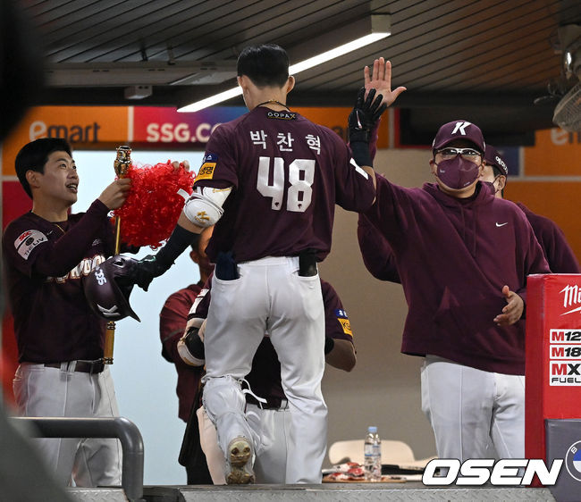 6회초 무사 선두타자로 나선 키움 박찬혁이 추격의 좌월 솔로포를 날리고 홍원기 감독과 인사를 나누고 있다. 2022.04.21 / dreamer@osen.co.kr
