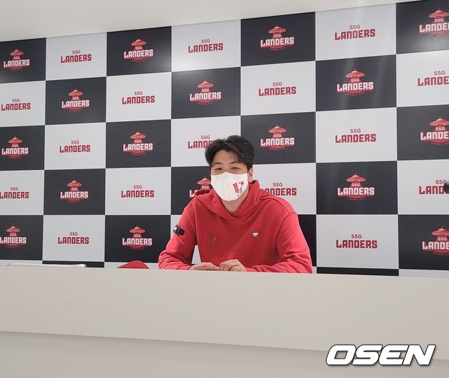 SSG 랜더스 '에이스' 김광현이 시즌 3승째를 거둔 후 인터뷰하고 있다. /knightjisu@osen.co.kr