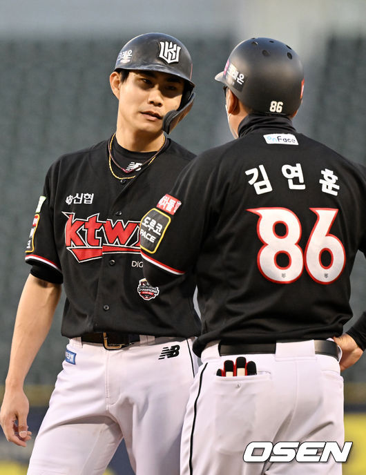 2회초 1사 주자 만루 KT 심우준이 밀어내기 볼넷을 얻어낸 후 1루에서 김연훈 코치와 하이파이브르를 하고 있다. 2022.04.21 /rumi@osen.co.kr