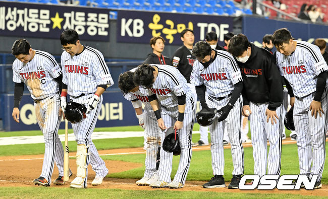 경기를 마치고 LG 선수들이 인사를 하고 있다. 2022.04.21 /rumi@osen.co.kr