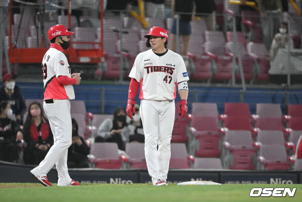 9회말 1사 1,3루 KIA 소크라테스의 외야플라이때 홈쇄도하지 못한 3루 주자 나성범이 3루에서 아쉬워하고 있다. 2022.04.21 / soul1014@osen.co.kr