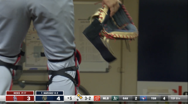 힉스의 강속구에 찢어진 포수 미트. /MLB.TV 중계 화면