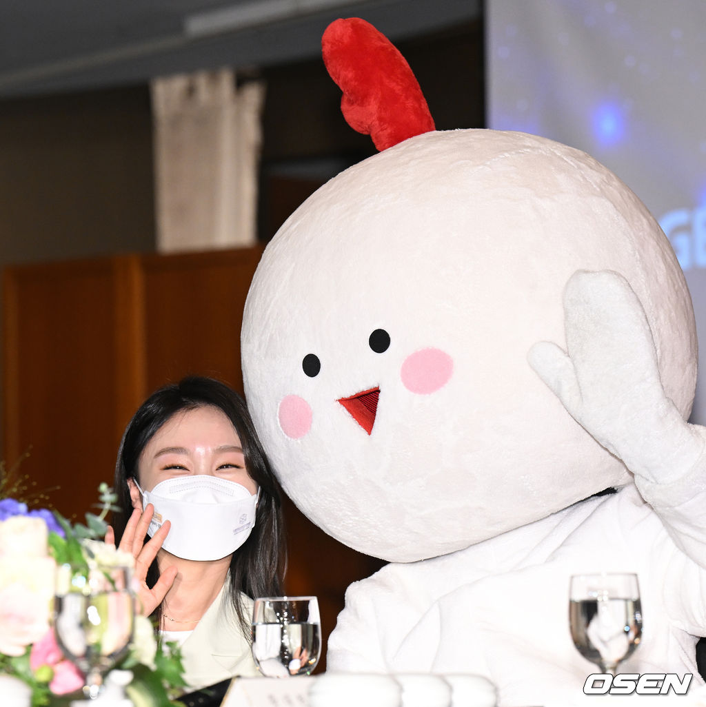 마스코트와 기념촬영하는 최민정 2022.04.21 /sunday@osen.co.kr