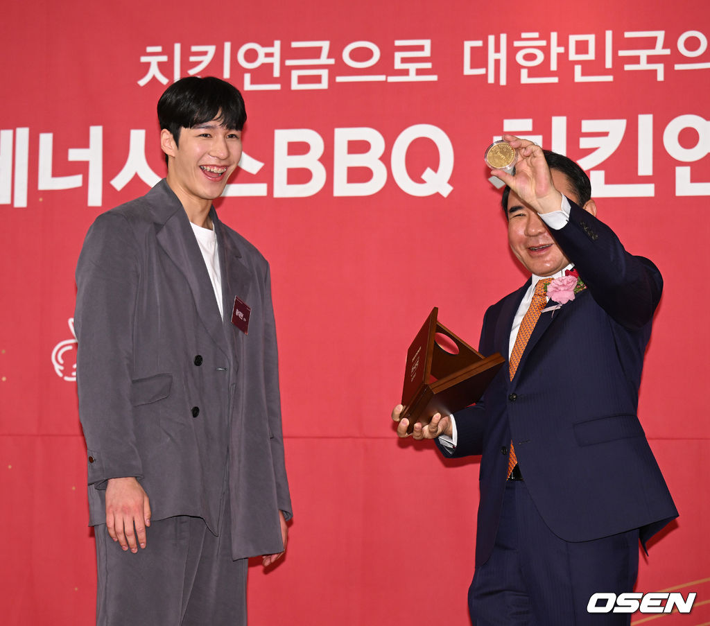 윤홍근 단장과 환하게 웃는 황대헌. 2022.04.21 /sunday@osen.co.kr