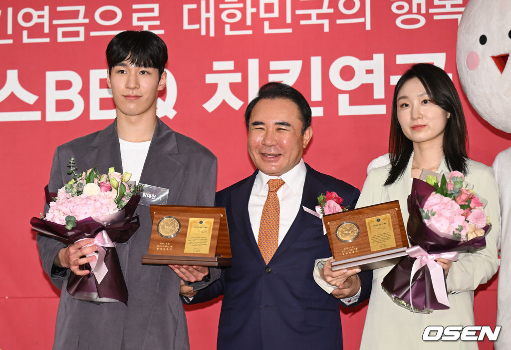 평생 '1일 1닭' 치킨연금 받은 황대헌-최민정. 2022.04.21 /sunday@osen.co.kr