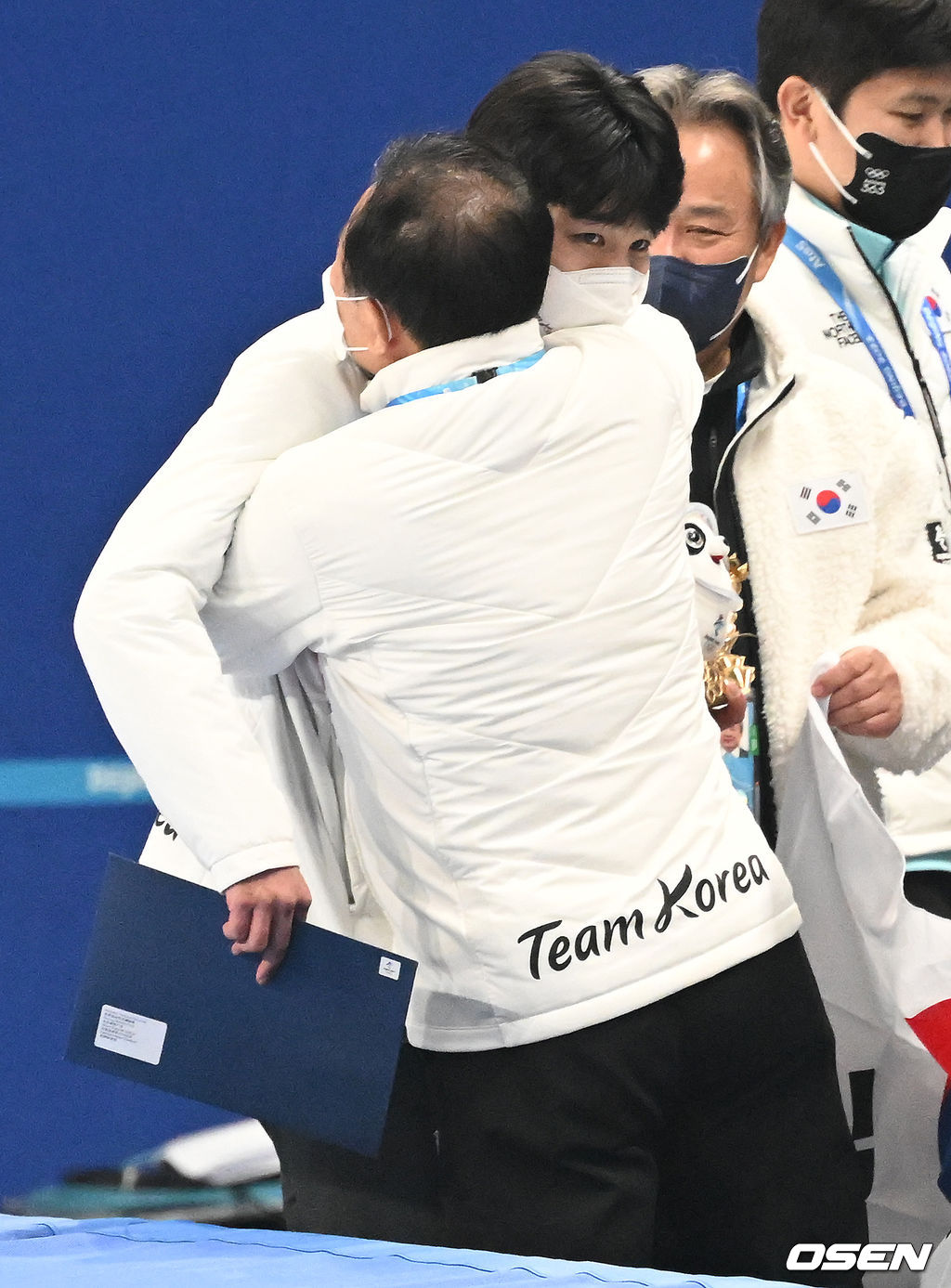 베이징올림픽 첫 금메달 획득 후 윤홍근 선수단장과 기쁨 나누는 황대헌. 2022.02.09 /jpnews@osen.co.kr