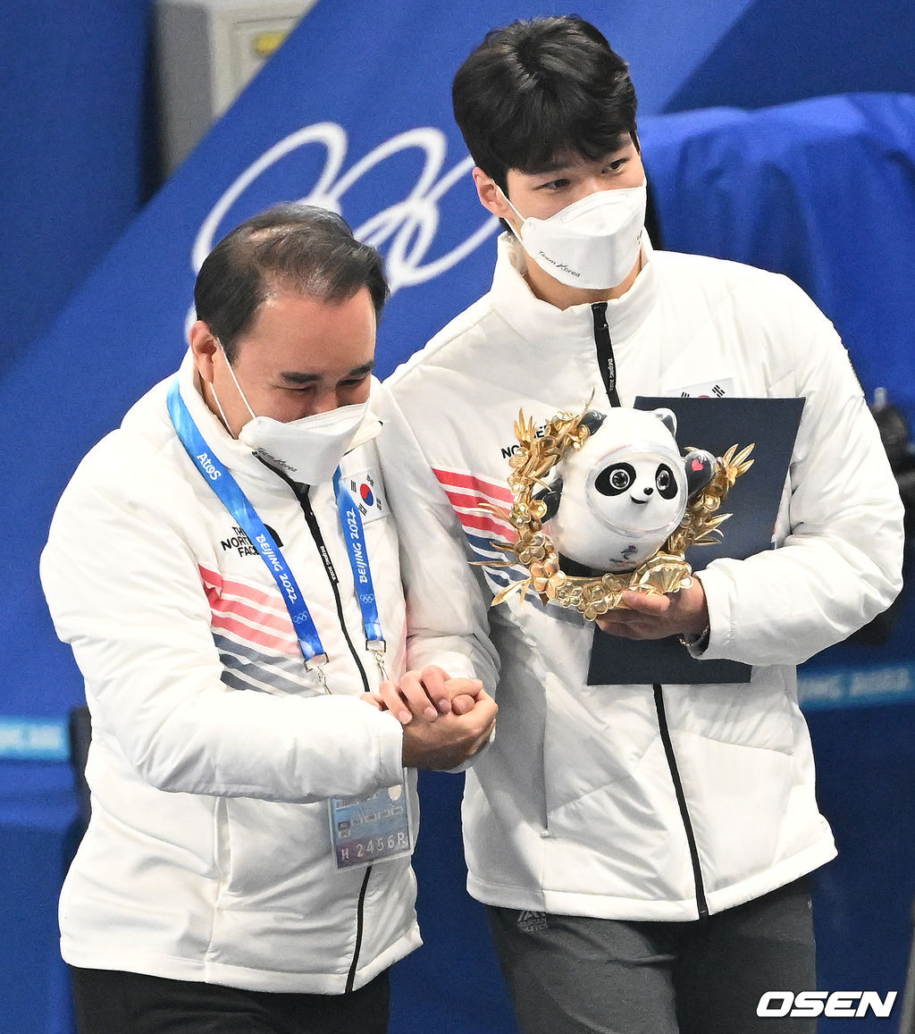 베이징올림픽 첫 금메달 획득 후 윤홍근 선수단장과 기쁨 나누는 황대헌. 2022.02.09 /jpnews@osen.co.kr