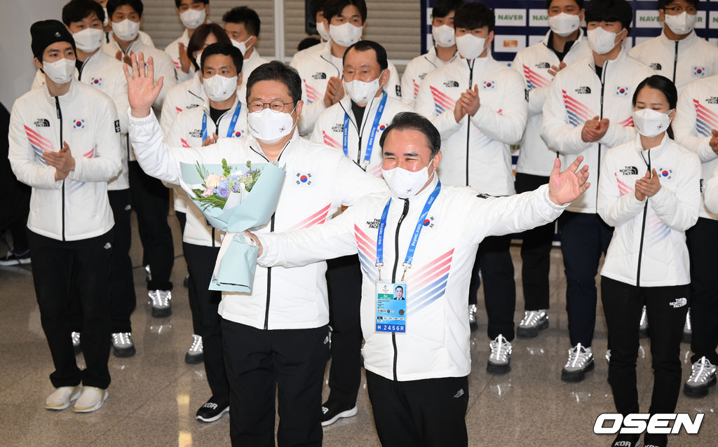 선수단과 귀국 환영행사 가지는 윤홍근 선수단장. 2022.02.21 /soul1014@osen.co.kr