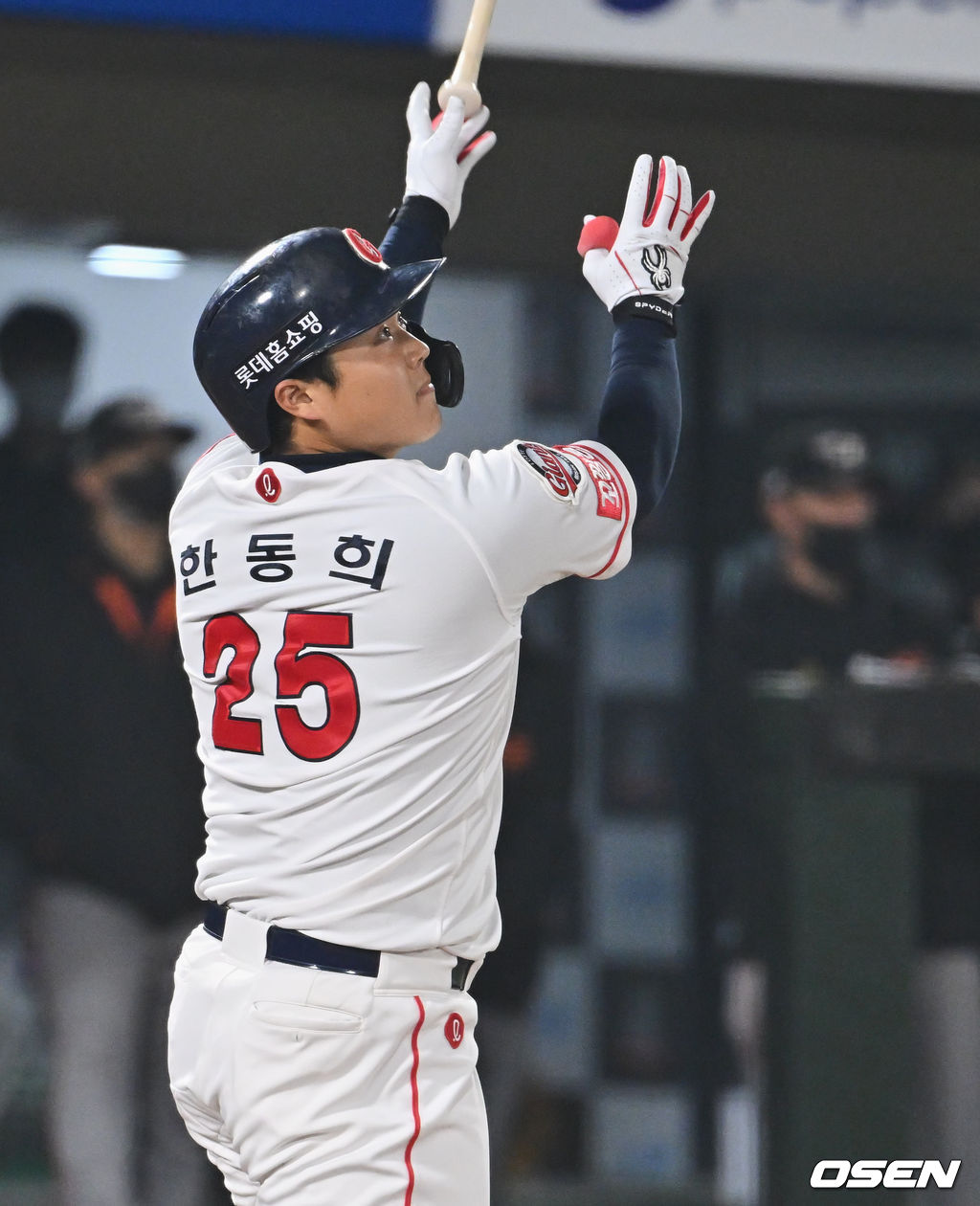 롯데 자이언츠 한동희가 7회말 1사 1,2루 대형 안타를 치고 호쾌하게 '빠던'을 했다.