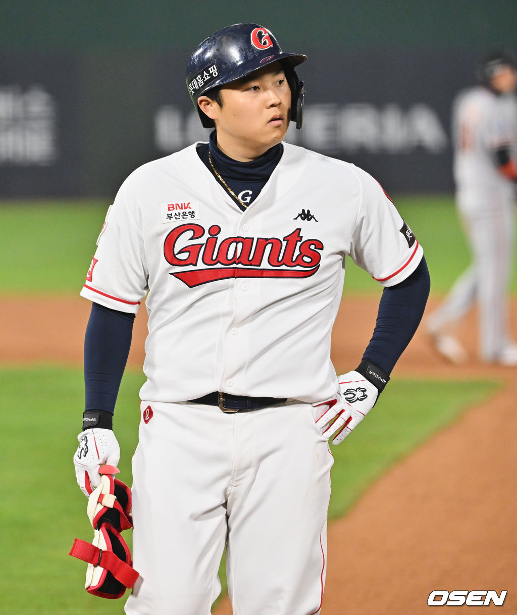 롯데 자이언츠 한동희가 7회말 1사 1,2루 담장을 직접 맞히는 안타를 쳤으나 선행 주자들이 홈인을 못하자 어안이 벙벙한 채 허탈해하고 있다. 