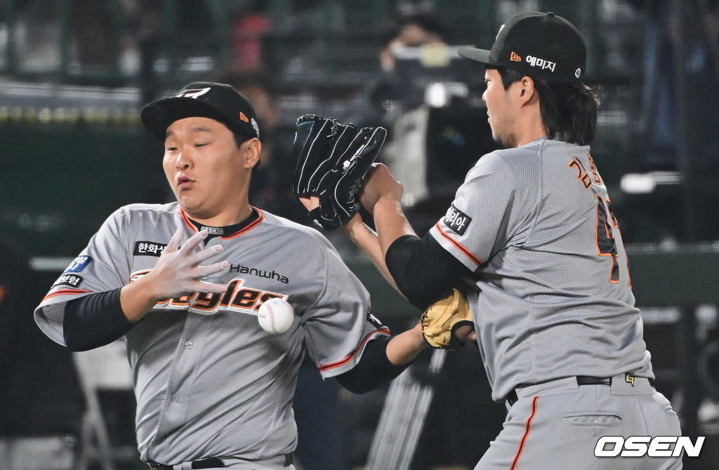 한화 이글스 김범수와 김태연이 7회말 1사 만루, 전준우의 파울 타구를 놓치고 있다. 