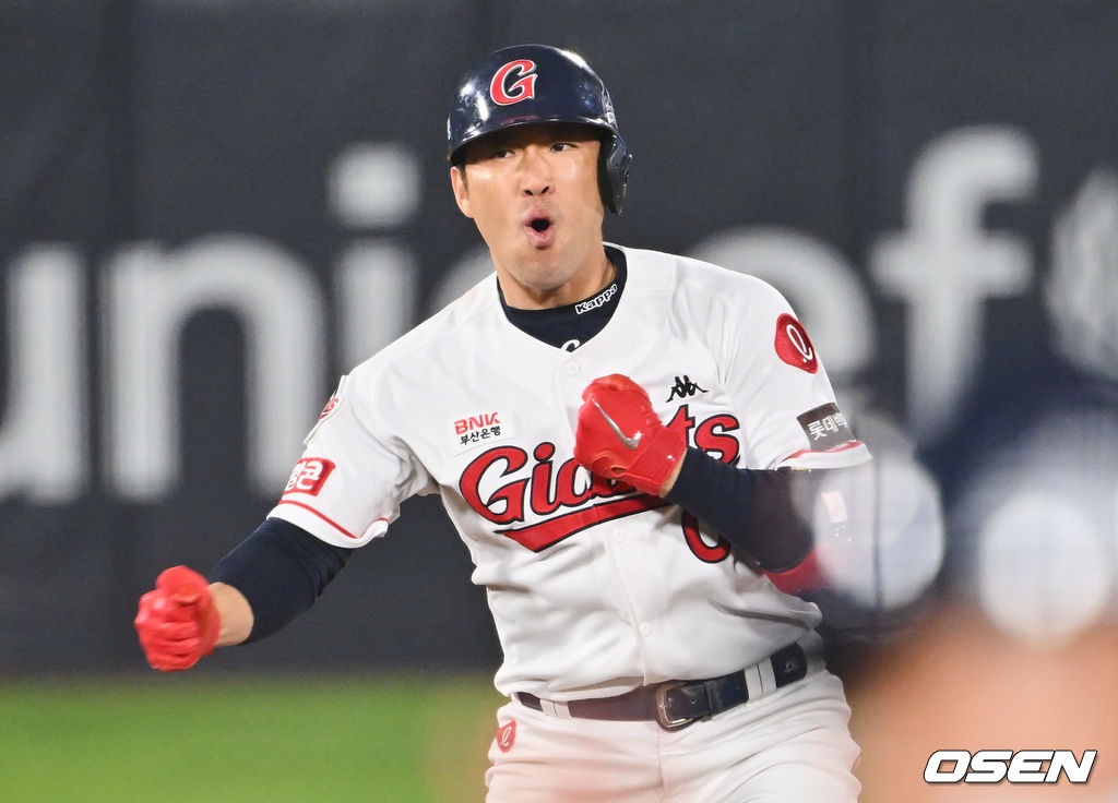 롯데 자이언츠 전준우가 7회말 1사 만루 역전 2타점 적시타를 치고 2루에서 환호하고 있다.