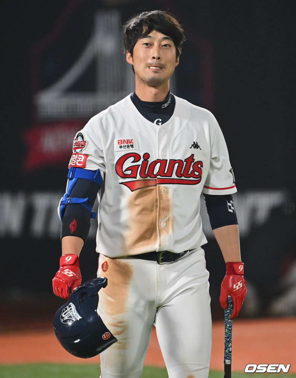 롯데 자이언츠 이학주가 7회말 삼진 아웃당하고 아쉬워하고 있다.