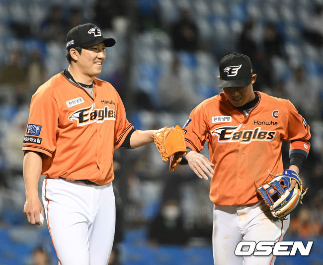 7회초 수비를 마치고 한화 장시환과 하주석이 하이파이브를 하고 있다. 2022.04.08