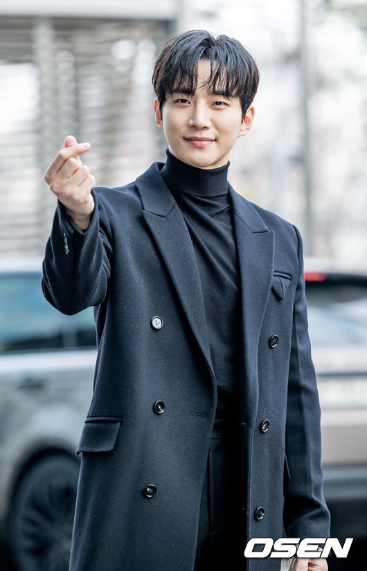 이준호 (2PM)가 방송을 위해 입장하던 중 사옥 입구에서 포즈를 취하고 있다. 21.12.28/rumi@osen.co.kr