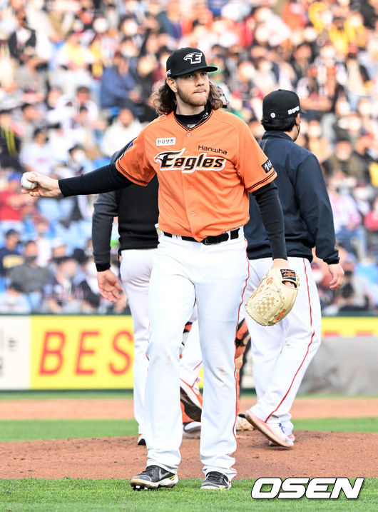 한화 킹험이 마운드에서 내려오고 있다. 2022.04.16 /cej@osen.co.kr