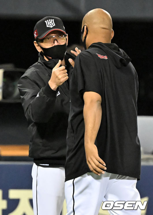 경기를 마치고 KT 이강철 감독이 승리투수 데스파이네와 하이파이브를 하고 있다. 2022.04.21 /rumi@osen.co.kr