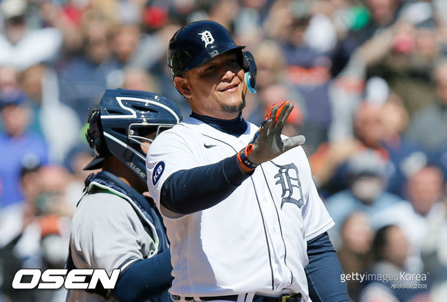 [사진] 미겔 카브레라가 고의4구에 야유하는 팬들을 진정시키고 있다. ⓒGettyimages(무단전재 및 재배포 금지)