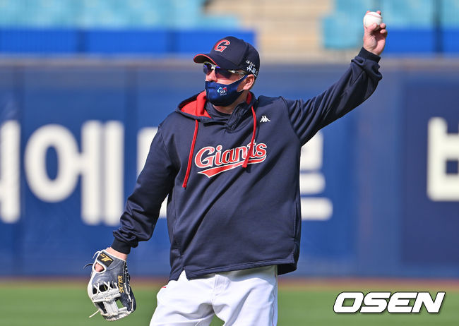 롯데 자이언츠 래리 서튼 감독이 삼성 라이온즈 선수들의 훈련을 지켜보고 있다. 2022.04.22 / foto0307@osen.co.kr