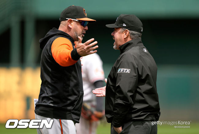 [사진] 볼티모어 브랜든 하이드 감독이 롭 드레이크 심판에게 어필하고 있다. ⓒGettyimages(무단전재 및 재배포 금지)