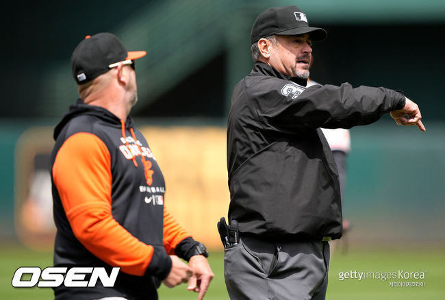 [사진] 롭 드레이크 심판이 어필하던 브랜든 하이드 볼티모어 감독을 퇴장시키고 있다. ⓒGettyimages(무단전재 및 재배포 금지)