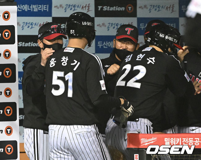 22일 오후 서울 잠실구장에서  2022 신한은행 SOL KBO리그 두산 베어스와 LG 트윈스의 경기가 열렸다.3회초 2사 만루에서 LG 유강남의 중전 2타점 적시타 때 홈을 밟은 김현수와 홍창기가 더그아웃에서 류지현 감독의 축하를 받고 있다. 2022.04.22 /sunday@osen.co.kr