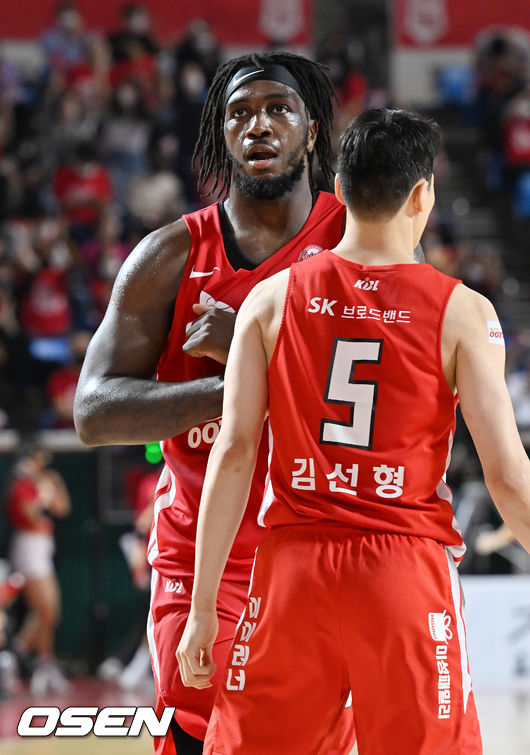 4쿼터 SK 워니가 재역전에 성공한 후 김선형과 바디첵 하이파이브를 하고 있다. 2022.04.22 /rumi@osen.co.kr