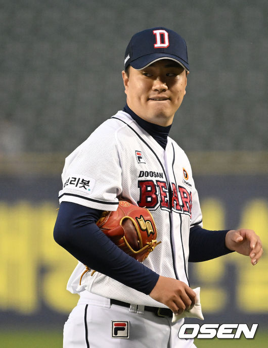 22일 오후 서울 잠실구장에서  2022 신한은행 SOL KBO리그 두산 베어스와 LG 트윈스의 경기가 열렸다.1회초 2사 1,3루에서 두산 이영하가 LG 문성주를 내야땅볼로 처리하고 더그아웃으로 가고 있다. 2022.04.22 /sunday@osen.co.kr