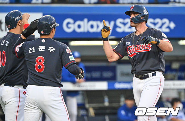 롯데 자이언츠 피터스가 2회초 무사 1,2루 중월 3점 홈런을 치고 세리머니를 하고 있다. 2022.04.22 / foto0307@osen.co.kr