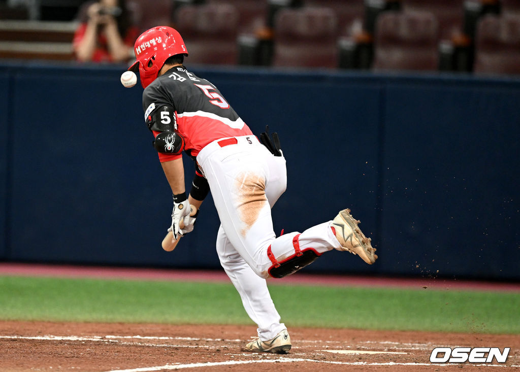 5회초 무사 1루 상황 KIA 김도영이 희생번트를 시도했지만 자신이 친 공이 타석 밖에서 몸에 맞으며 아웃되고 있다. 2022.04.22 / dreamer@osen.co.kr