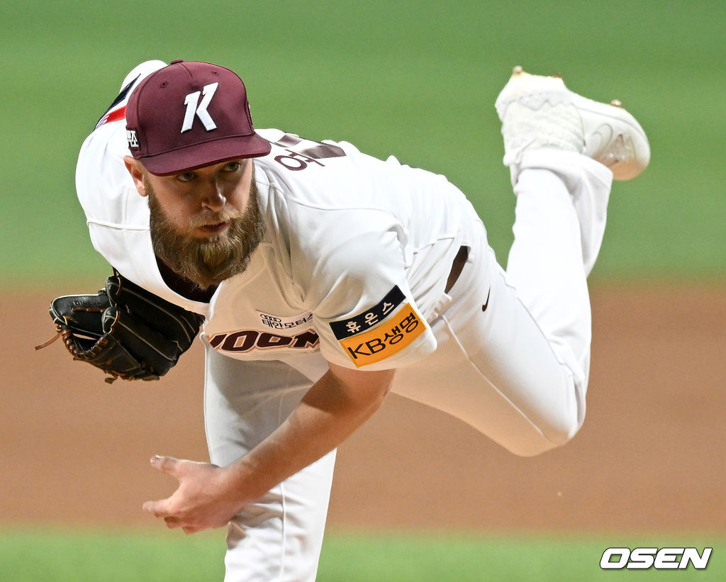 22일 오후 서울 고척스카이돔에서 ‘2022 신한은행 SOL KBO리그’ 키움 히어로즈와 KIA 타이거즈의 경기가 열렸다.1회초 키움 선발 요키시가 힘차게 공을 뿌리고 있다. 2022.04.22 / dreamer@osen.co.kr