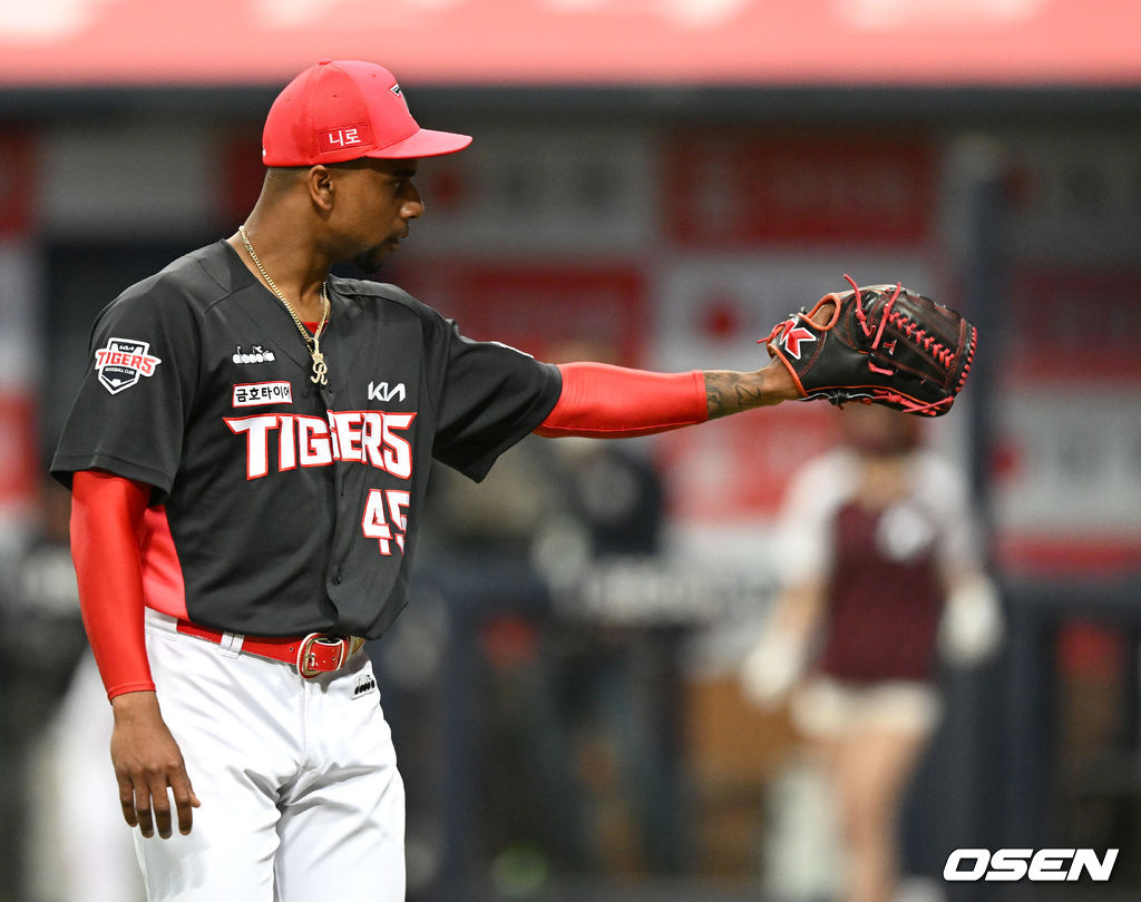 5회말 KIA 공격을 무실점으로 막아낸 KIA 선발 로니가 더그아웃으로 향하며 동료들과 인사를 나누고 있다. 2022.04.22 / dreamer@osen.co.kr