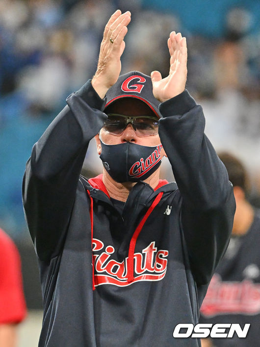 롯데 자이언츠 래리 서튼 감독이 삼성 라이온즈를 상대로 8-2 압승하고 팬들에게 인사를 하고 있다. 2022.04.22 / foto0307@osen.co.kr