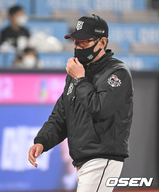 22일 오후 수원KT위즈파크에서 '2022 신한은행 SOL KBO리그' KT 위즈와 NC 다이노스의 경기가 진행됐다.9회초 NC 선두타자 손아섭의 돌출 행동에 KT 이강철 감독이 그라운드로 나서 항의하고 있다. 2022.04.22 / soul1014@osen.co.kr