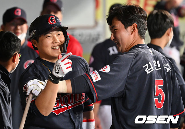 롯데 자이언츠 한동희가 6회초 좌월 솔로 홈런을 치고 하이파이브를 하고 있다. 2022.04.22 / foto0307@osen.co.kr