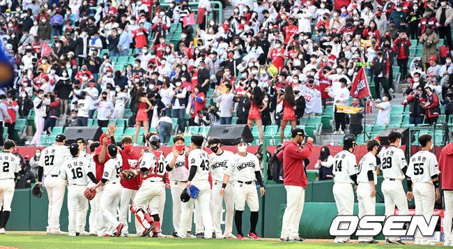 경기를 마치고 SSG 선수들이 승리 인사를 나누고 있다. 2022.04.17 / dreamer@osen.co.kr