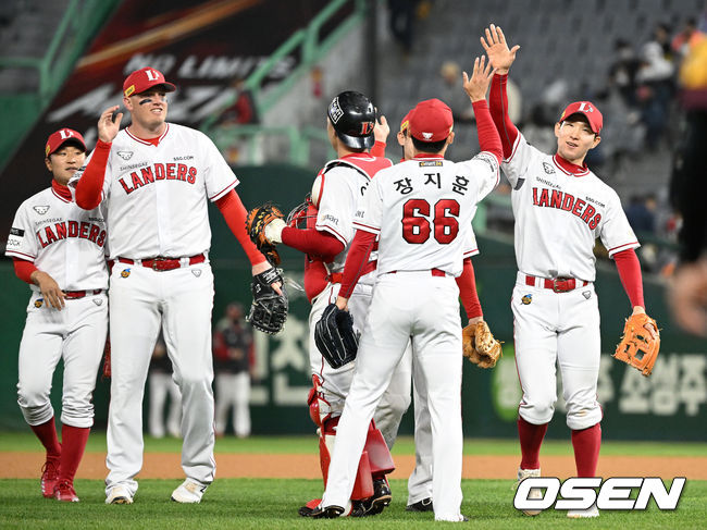 경기 종료 후 SSG 선수들이 승리의 기쁨을 나누고 있다. 2022.04.20 /sunday@osen.co.kr